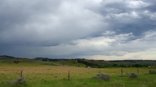 Gewitterwolken ziehen im Zeitraffer über die Landschaft von Montana
