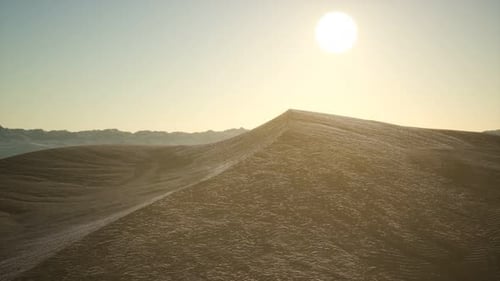 Luftaufnahme auf großen Sanddünen in der Sahara bei Sonnenaufgang