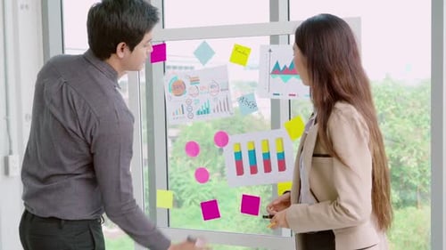 Empresários trabalham no conselho de planejamento de projetos