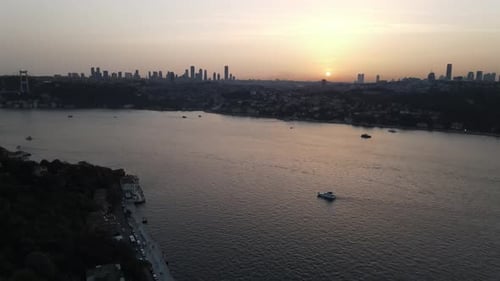 Sonnenuntergang am Bosporus in Istanbul