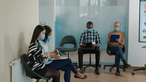 Employé de bureau invitant un candidat à participer à une réunion