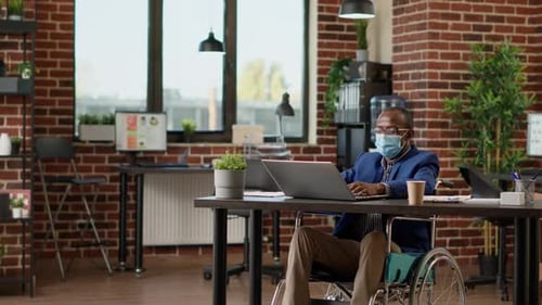 Consultant en vente assis en fauteuil roulant et travaillant sur les affaires