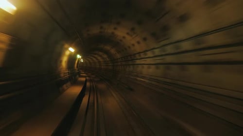Regardez le Tunnel Fast Ride dans la première voiture de métro