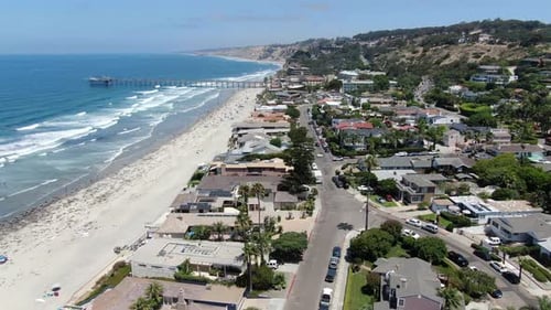 Luftaufnahme der Bucht von La Jolla mit schönen kleinen Wellen und Touristen, die den Strand und den Sommertag genießen