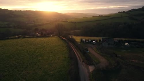 crépuscule aube Drone aérien coureur de campagne avec chien route lever du soleil coucher de soleil 2