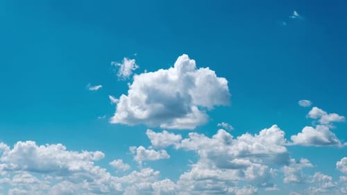 Zeitraffer hellweißer, geschwollener Wolken, die sich im Wolkenraum des blauen Himmels bewegen