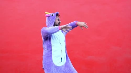 Verrückter Einhornmaskentanz mit lustigen Leuten