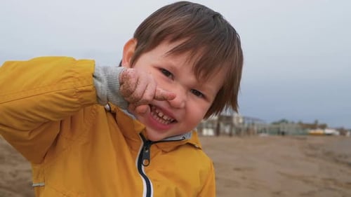 Un portrait d'un jeune garçon mignon sur la plage