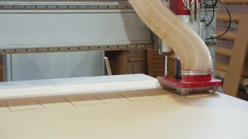 Moderne Holzbearbeitungsmaschine mit CNC. Herstellung von Möbeln