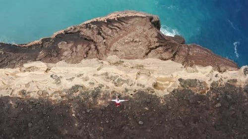 Homme debout sur la falaise de l'océan Atlantique du volcan Capelinhos, île de Faial