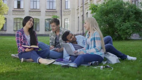 Zwei gemischte Studentenpaare, die Spaß haben und lachen, Freunde kommunizieren
