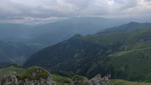 Reveal Shot mit wunderschönen Bergformationen in den Ciucas-Bergen