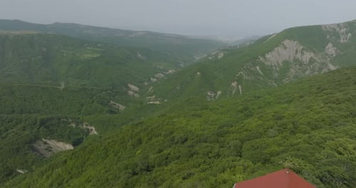 Vue aérienne révélant une petite église orthodoxe en pleine nature.