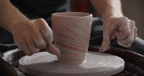 Vue rapprochée Potter sépare le pot moulé Nerikomi de l'atelier de poterie Potter's Wheel