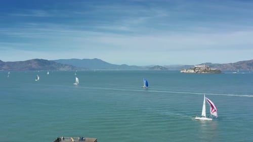 Voiliers rapides dans les eaux vertes de l'océan Pacifique avec l'île d'Alcatraz