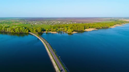 Survoler le barrage de la rivière. Photo prise par caméra aérienne.
Ukraine