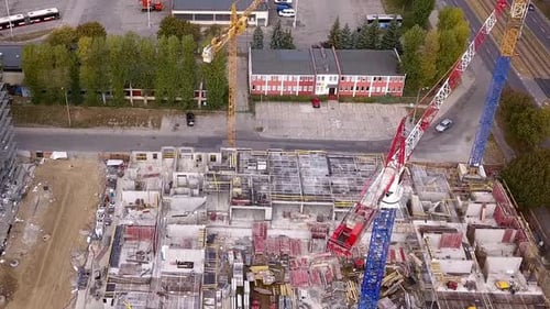 Construcción de un edificio residencial. Grúas y obras de construcción. Imágenes de Zumbido. Vuelo hacia atrás