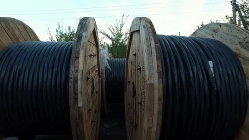 Imágenes del sitio de construcción de los enormes rollos de Think Cables Industrial
