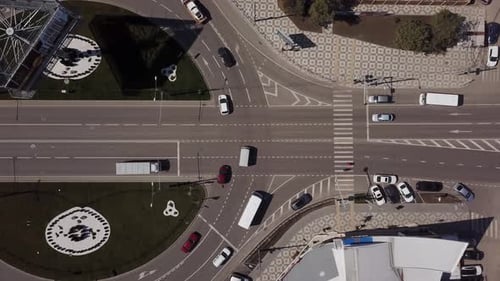 Luftaufnahme von oben nach unten des Staus auf einer City Circle Road