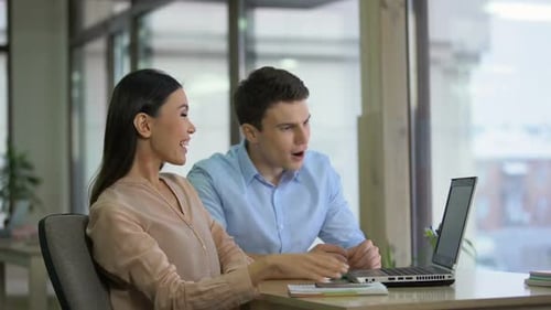 Freelancers felizes monitorando as classificações da empresa on-line dando High Five e sorrindo