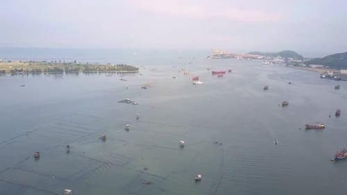 Bewegung über Fischernetzen in der Nähe von auf See treibenden Booten