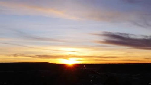 Bunter Sonnenuntergang über offenem Horizont Zeitraffer