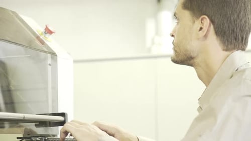 Ingenieur bei der Arbeit beschäftigt, dreht sich um und lächelt in die Kamera