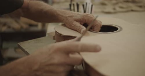 Tischler legt oberen Gitarrenpart auf die Form