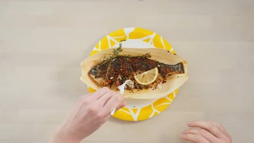 Macro Girl nimmt Mann Hand vom Fischgericht isst Stück
