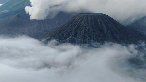 Luftaufnahme des aktiven Vulkankraters von Mountain Bromo in Ost-Java-Indonesien