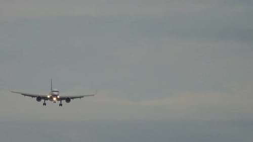 Passagierflugzeug vor der Landung am Morgen