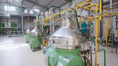 Un atelier avec un procédé chimique complexe