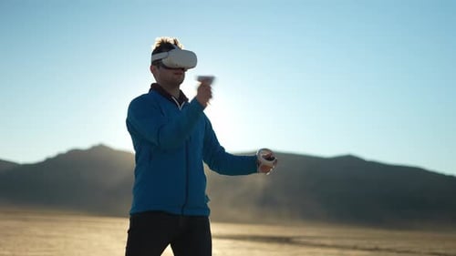 Mann benutzt VR-Headset
