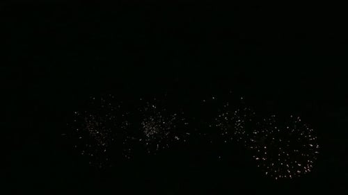 Buntes Feuerwerk bei Nacht auf Himmelshintergrund