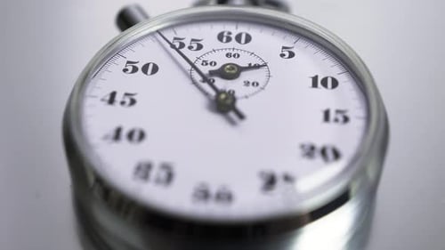 Imagen macro de un cronómetro analógico mecánico retro metálico clásico