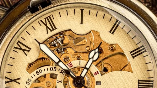 Spiraluhr Spur der Zeit. Antikes Zifferblatt Nahaufnahme. Vintage-Taschenuhr
