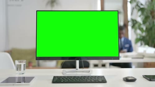 Nahaufnahme des Desktops mit grünem Chroma-Key-Bildschirm