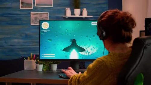 Jogador furioso perdendo uma importante competição virtual de esportes eletrônicos