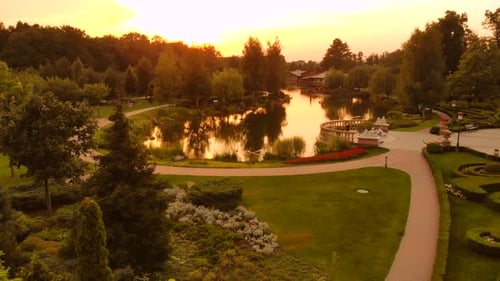 Vue depuis un atterrissage de drones dans le parc du soir