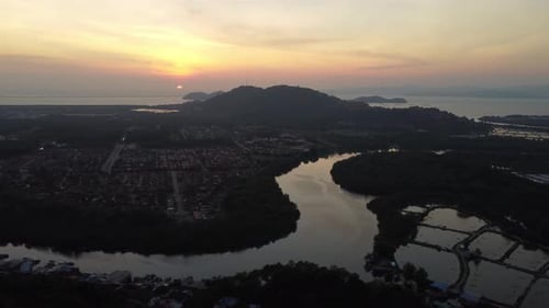 Wunderschöner Blick auf den Sonnenuntergang über ein kleines Wohn