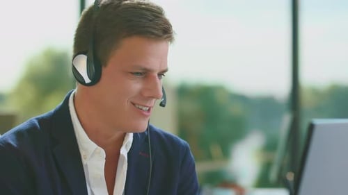 Mann benutzt Headset, um zu telefonieren