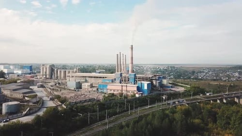 Zona industrial y chimenea humeante