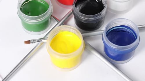 Set de gouache. Ouvrez des pots de peinture. Faites pivoter la table des sujets. Gros plan