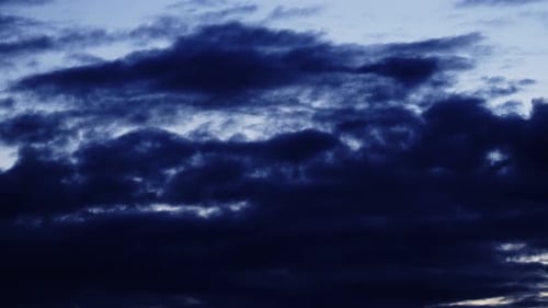 Silhouetten malerischer dunkelblauer Wolken am Abendhimmel