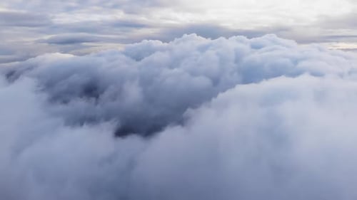 Fantastische Luftbilddrohne, die über flauschige blaue und weiße Wolken fliegt