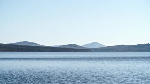 Vista tranquila del lago y las montañas