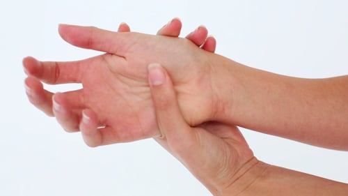 Frau hält ihre wunde Hand