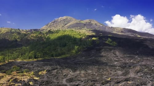 Landschaft des feuchten tropischen Regenwaldes und des schwarzen Lavafeldes rund um den Majestätischen Vulkan Batur