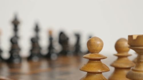 Weißer Spieler Schachmann Bauer auf kariertem Spielfeld 4K 2160p 30fps UltraHD-Aufnahmen - Nahaufnahme deta
