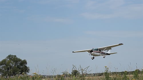 Petit avion qui arrive à terre